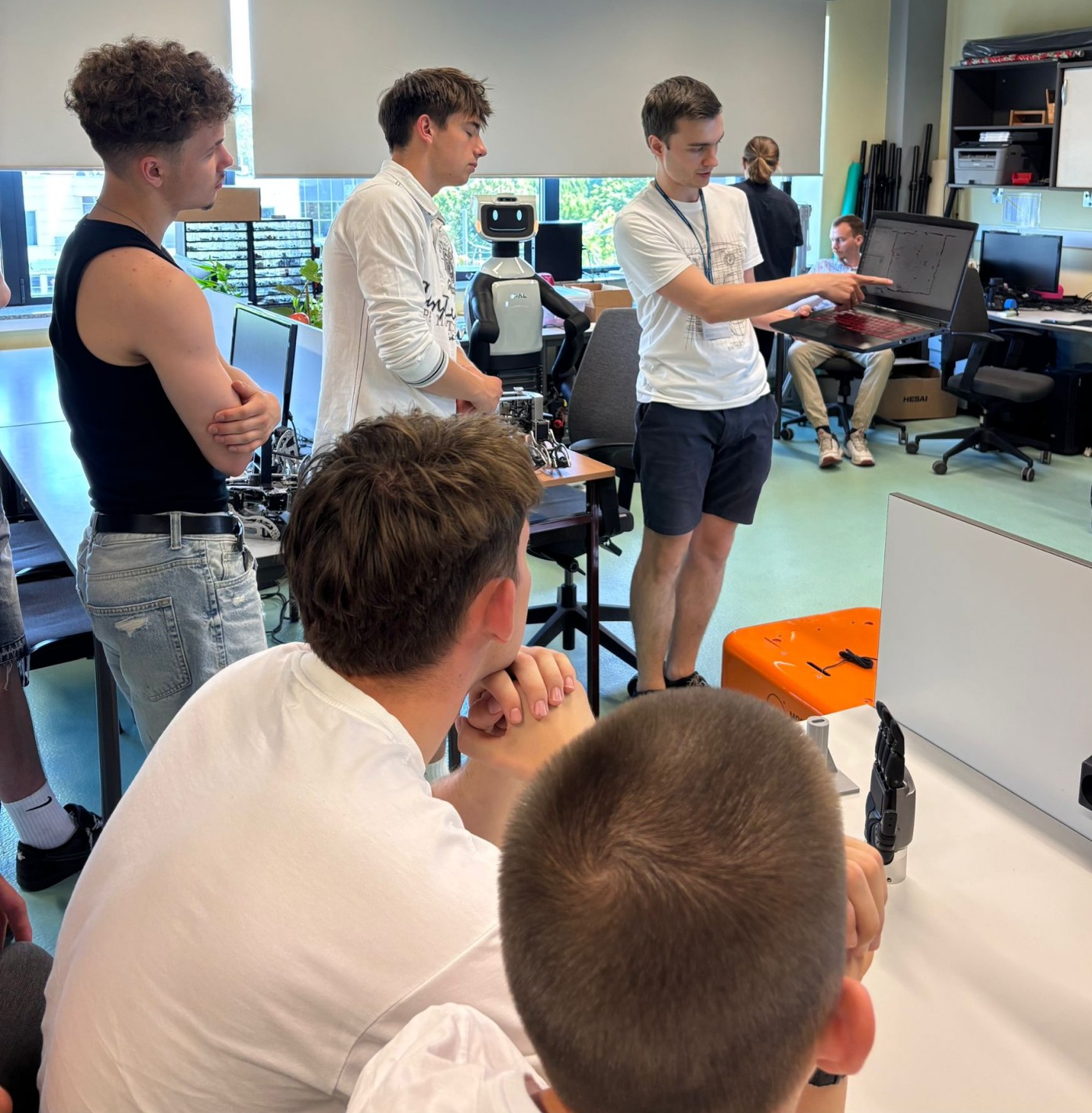 Uczniowie I LO w Kościanie z wizytą na Wydziale Automatyki, Robotyki i Elektrotechniki (4)