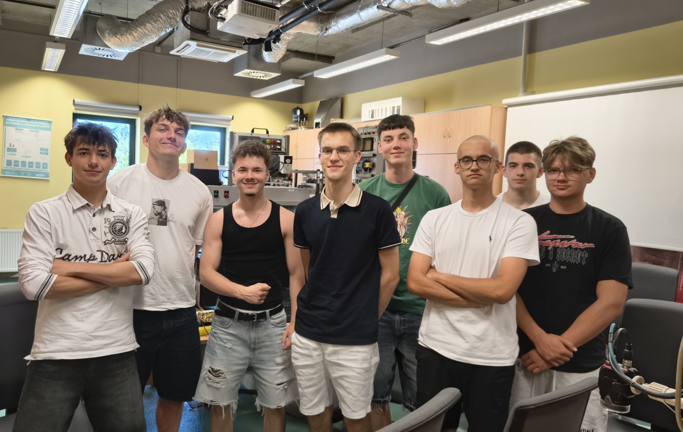 Uczniowie I LO w Kościanie z wizytą na Wydziale Automatyki, Robotyki i Elektrotechniki (8)